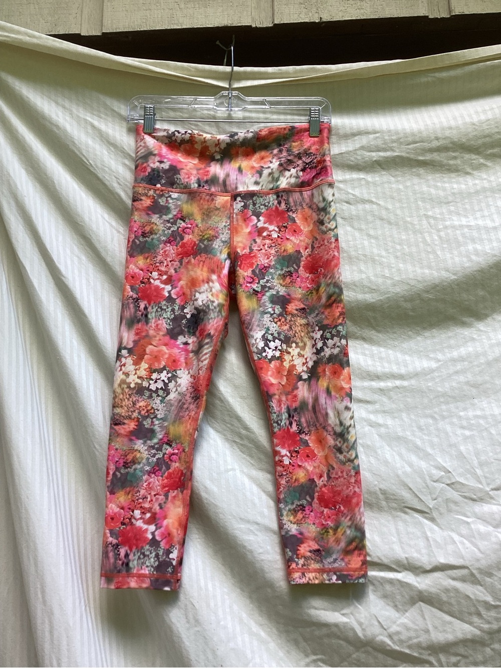 Athleta Floral Multicolor Capri Leggings in Pink, Coral and Green, size small